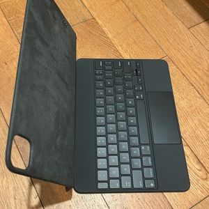 apple black magic keyboard (ipad pro 11 inch or ipad air)